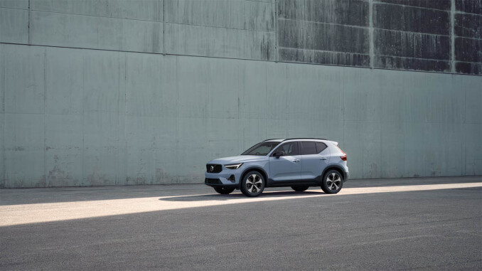 Volvo XC40 2.0 B3P Plus Pro Dark 5dr Auto Petrol Estate - Image 8